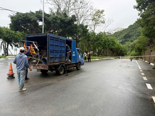 Đ&aacute; lớn tr&agrave;n ra mặt đường, tạm dừng tham quan ở b&aacute;n đảo Sơn Tr&agrave;- Ảnh 4.