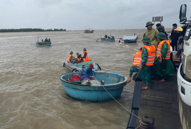 Quảng Trị: Một ngư dân mất tích khi chèo thuyền thúng vào cửa sông Roòn - Ảnh 1. Quảng Trị: Một ngư dân mất tích khi chèo thuyền thúng vào cửa sông Roòn - Ảnh 1.