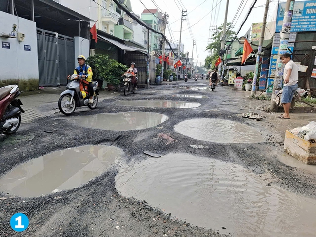 Đường toàn ổ gà, đi lại khó khăn- Ảnh 1.