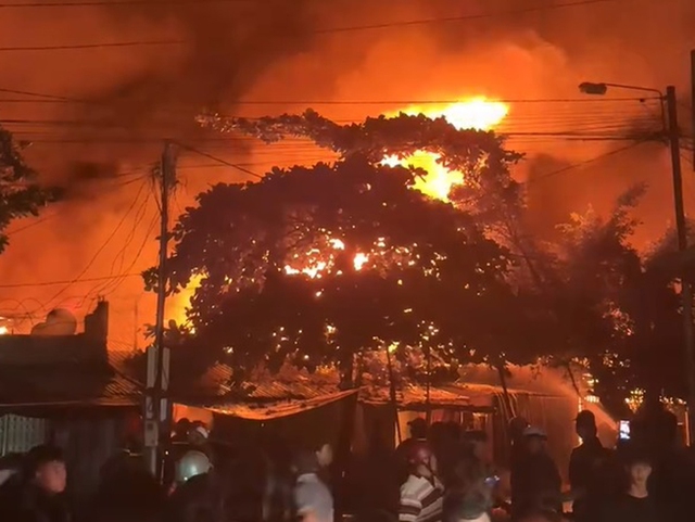 Cháy chợ Bình Dương trong đêm, nhiều ki ốt bị thiêu rụi - Ảnh 1.