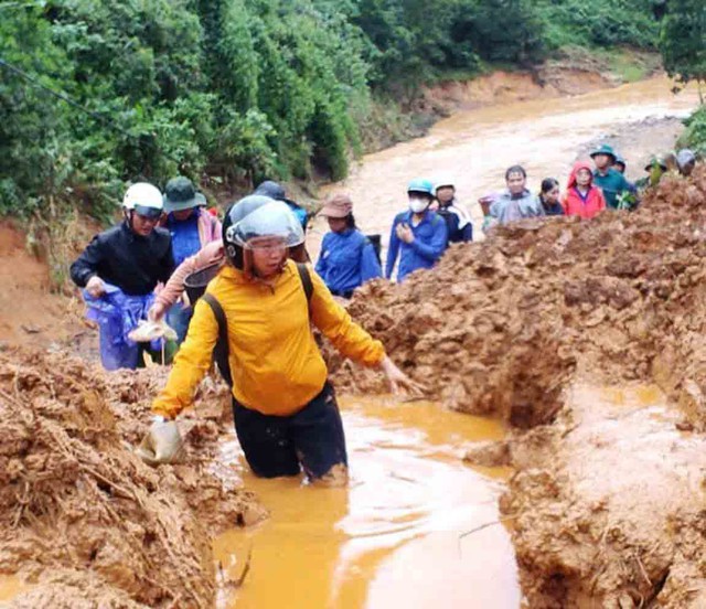 Cõng hàng băng rừng để cứu người dân vùng bị cô lập - Ảnh 2.
