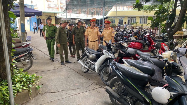 CSGT TP.HCM bất ngờ kiểm tra bãi xe trường học, nhiều học sinh, phụ huynh bị phạt - Ảnh 2.