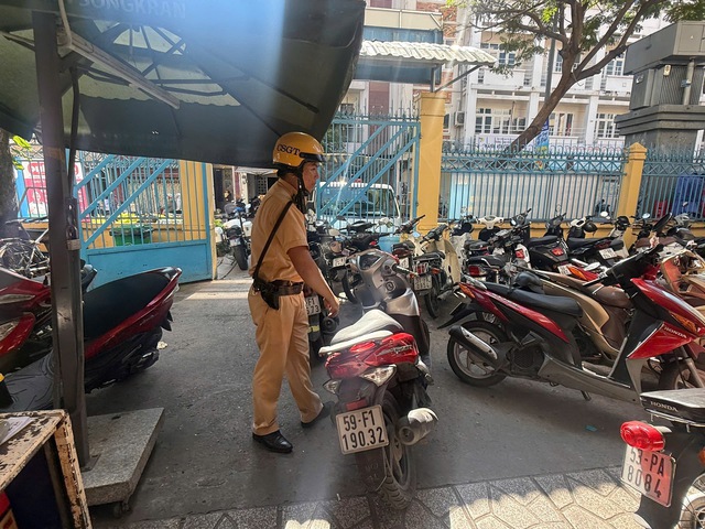 CSGT TP.HCM bất ngờ kiểm tra bãi xe trường học, nhiều học sinh, phụ huynh bị phạt - Ảnh 4.