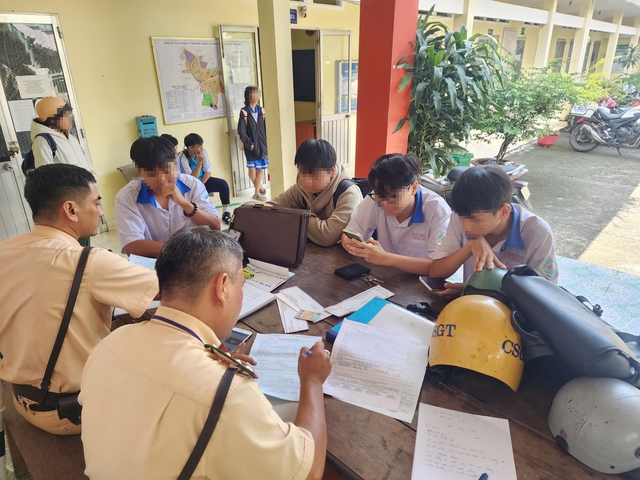 CSGT TP.HCM bất ngờ kiểm tra bãi xe trường học, nhiều học sinh, phụ huynh bị phạt - Ảnh 1.