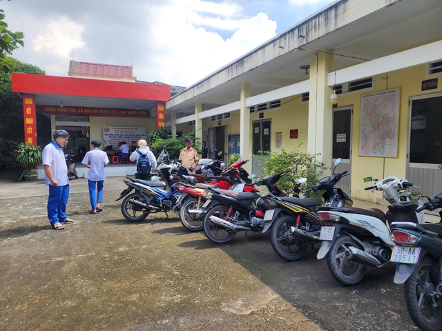 CSGT TP.HCM bất ngờ kiểm tra bãi xe trường học, nhiều học sinh, phụ huynh bị phạt - Ảnh 5.