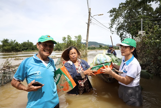 Lội nước mang y&ecirc;u thương về v&ugrave;ng lũ- Ảnh 1.