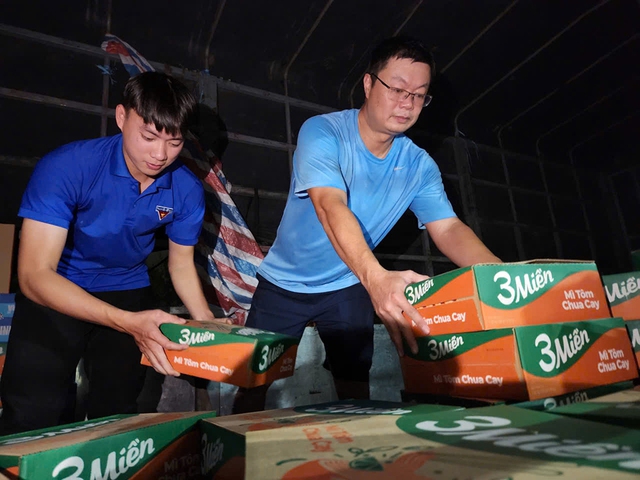 Lội nước mang y&ecirc;u thương về v&ugrave;ng lũ- Ảnh 2.