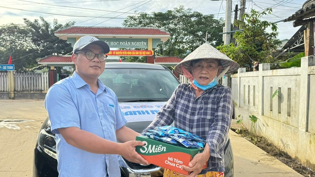 Lội nước mang y&ecirc;u thương về v&ugrave;ng lũ- Ảnh 3.