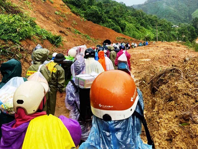 Cõng hàng băng rừng để cứu người dân vùng bị cô lập - Ảnh 3.