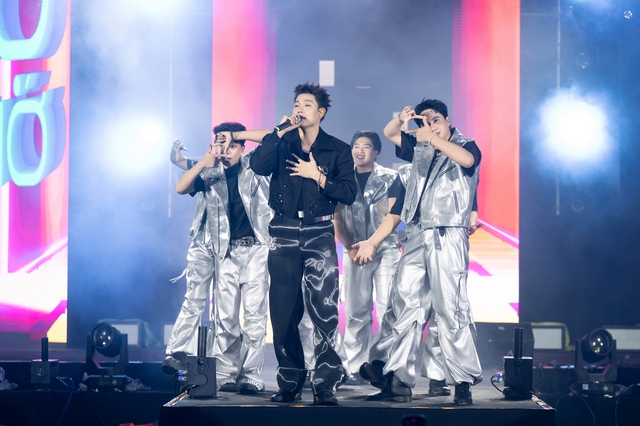 Bùng nổ đêm nhạc - thời trang, Single with STYLE 2025 chinh phục hàng nghìn bạn trẻ- Ảnh 4. Bùng nổ đêm nhạc - thời trang, Single with STYLE 2025 chinh phục hàng nghìn bạn trẻ- Ảnh 4.