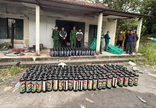 Điều tra đường dây đưa khí cười từ biên giới vào nội địa  - Ảnh 1.