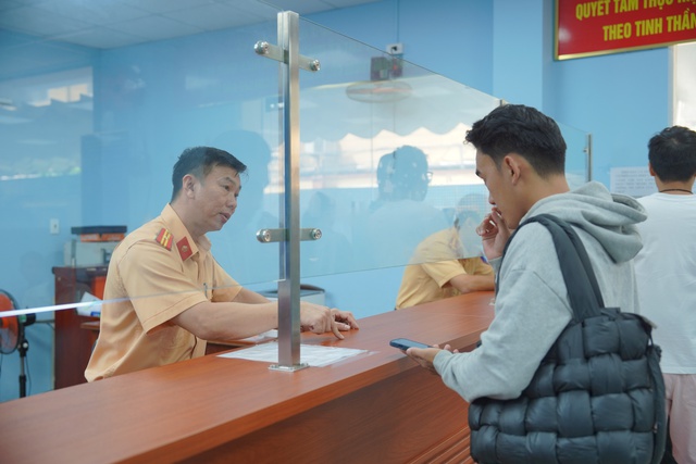 Giấy phép lái xe mới màu hồng ra mắt: Có cần đổi ngay không? - Ảnh 4.