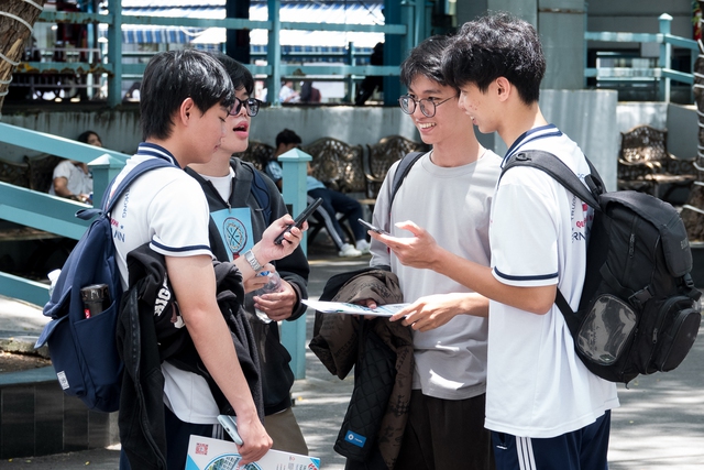 Bối rối với 'tiếng lóng', ngôn ngữ 'nửa Anh nửa Việt' của học sinh ngày nay - Ảnh 2.