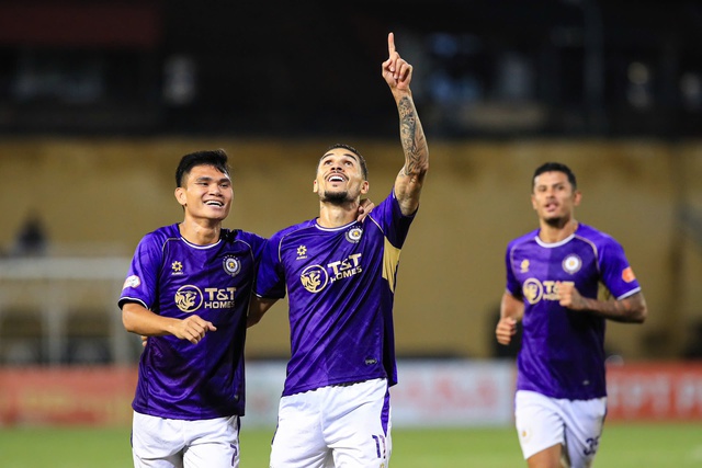 HLV Harry Kewell v&agrave; Đỗ Ho&agrave;ng H&ecirc;n khen nhau tấm tắc sau chiến thắng tưng bừng của H&agrave; Nội- Ảnh 1.