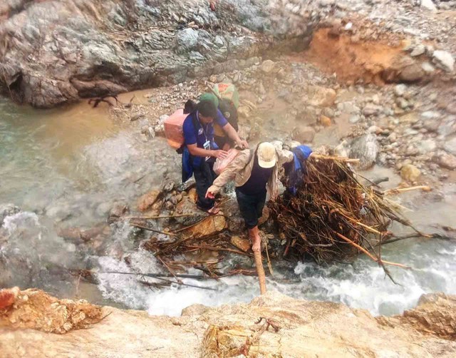 Cõng hàng băng rừng để cứu người dân vùng bị cô lập - Ảnh 5.