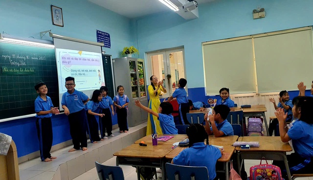 Bối rối với 'tiếng lóng', ngôn ngữ 'nửa Anh nửa Việt' của học sinh ngày nay - Ảnh 3.