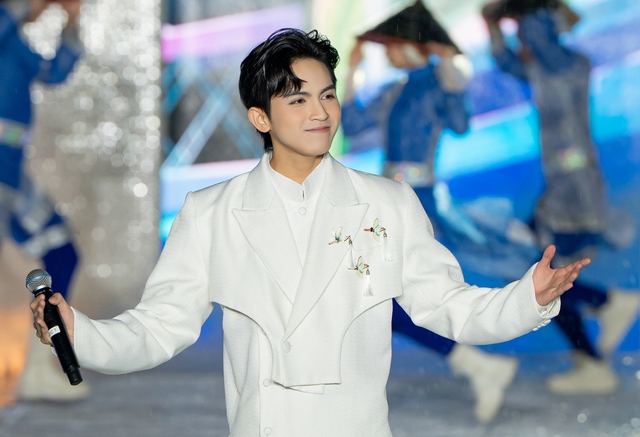 'Hot boy cải lương' Quách Phú Thành 'lột xác' ở tuổi 20 - Ảnh 3.