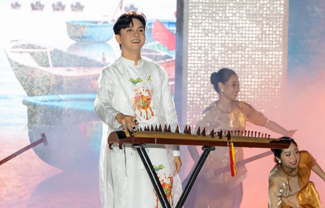 'Hot boy cải lương' Quách Phú Thành 'lột xác' ở tuổi 20 - Ảnh 4.