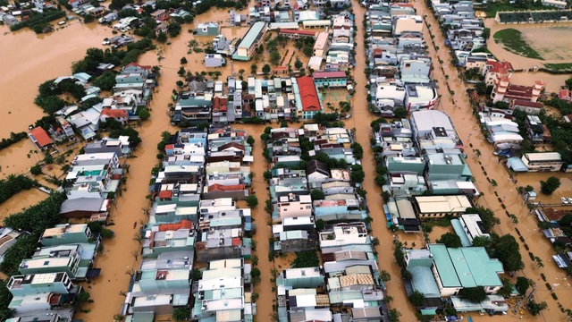 Mưa lũ lịch sử ở miền Trung khiến 53 người chết, mất tích, 129 người bị thương - Ảnh 1.