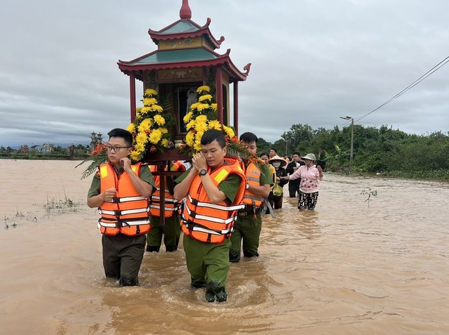 Công an xã lội nước bạc tiễn đưa người đã khuất ở vùng lũ Quảng Trị - Ảnh 1.