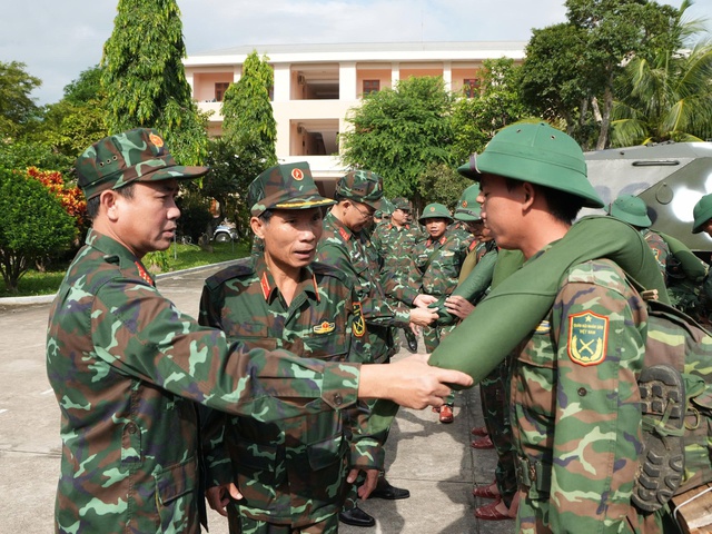 Hối hả vận động người dân rời vùng nguy hiểm trước khi bão Kalmaegi đổ bộ- Ảnh 4. Hối hả vận động người dân rời vùng nguy hiểm trước khi bão Kalmaegi đổ bộ- Ảnh 4.