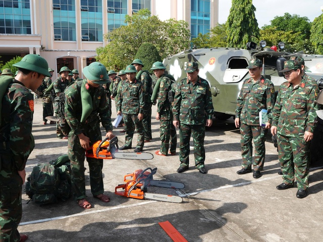Hối hả vận động người dân rời vùng nguy hiểm trước khi bão Kalmaegi đổ bộ- Ảnh 5. Hối hả vận động người dân rời vùng nguy hiểm trước khi bão Kalmaegi đổ bộ- Ảnh 5.