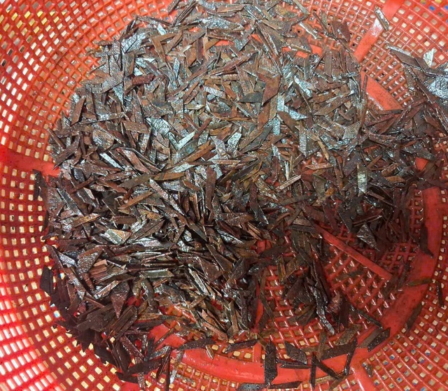 'Đinh tặc' lộng hành trên quốc lộ 1 cũ: Người dân liên tục bị lủng bánh xe - Ảnh 4.