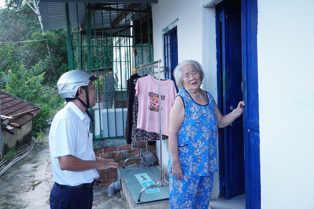 Hối hả vận động người dân rời vùng nguy hiểm trước khi bão Kalmaegi đổ bộ- Ảnh 3. Hối hả vận động người dân rời vùng nguy hiểm trước khi bão Kalmaegi đổ bộ- Ảnh 3.