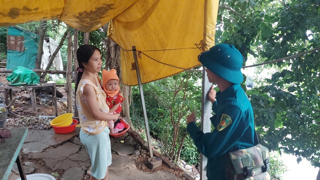 Hối hả vận động người dân rời vùng nguy hiểm trước khi bão Kalmaegi đổ bộ- Ảnh 1. Hối hả vận động người dân rời vùng nguy hiểm trước khi bão Kalmaegi đổ bộ- Ảnh 1.