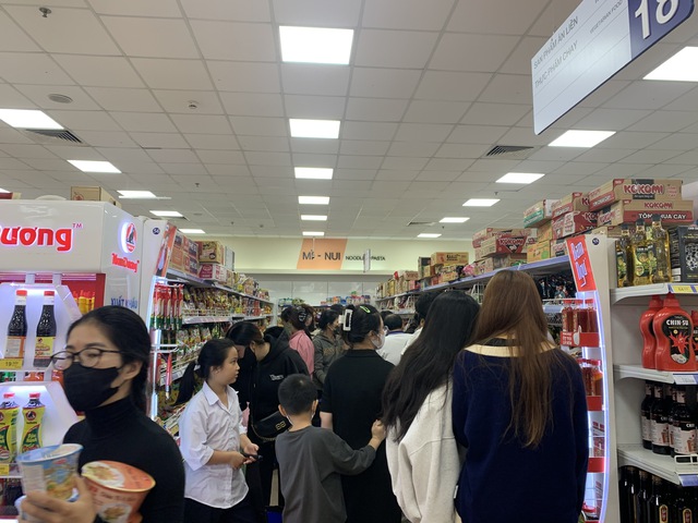 Người dân Đắk Lắk đổ xô mua thực phẩm dự trữ ứng phó bão số 13 Kalmaegi - Ảnh 1.