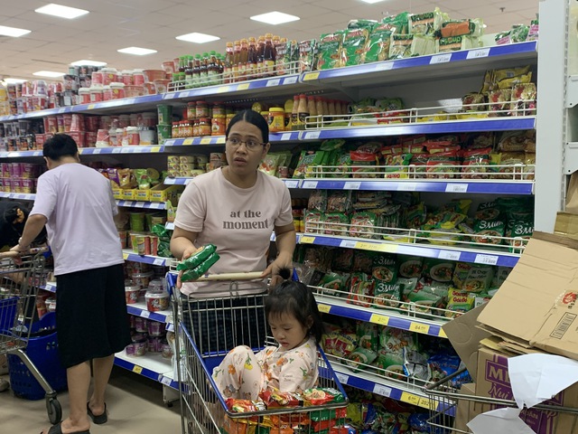 Người dân Đắk Lắk đổ xô mua thực phẩm dự trữ ứng phó bão số 13 Kalmaegi - Ảnh 3.