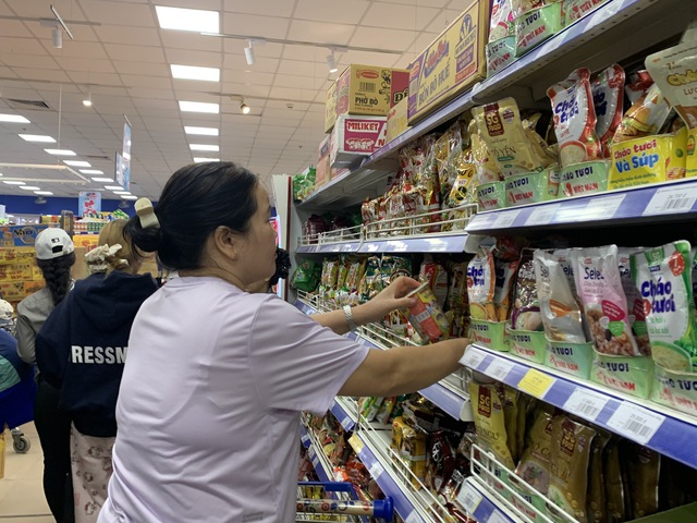 Người dân Đắk Lắk đổ xô mua thực phẩm dự trữ ứng phó bão số 13 Kalmaegi - Ảnh 5.