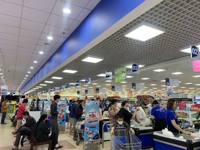 Người dân Đắk Lắk đổ xô mua thực phẩm dự trữ ứng phó bão số 13 Kalmaegi - Ảnh 4.