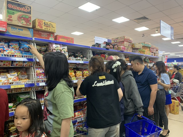 Người dân Đắk Lắk đổ xô mua thực phẩm dự trữ ứng phó bão số 13 Kalmaegi - Ảnh 2.