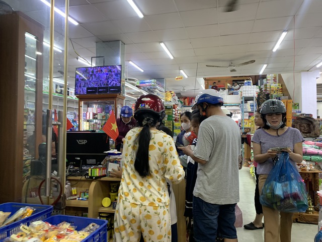 Người dân Đắk Lắk đổ xô mua thực phẩm dự trữ ứng phó bão số 13 Kalmaegi - Ảnh 6.