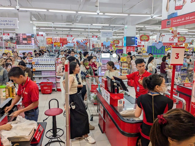 Người dân Gia Lai ùn ùn mua sắm Trước bão số 13 Kalmaegi sắp đổ bộ - Ảnh 3.