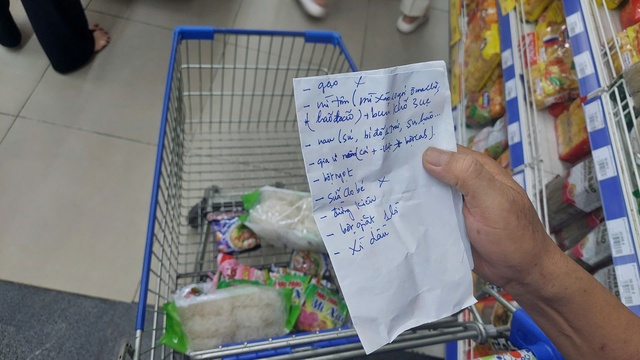 Người dân Gia Lai ùn ùn mua sắm Trước bão số 13 Kalmaegi sắp đổ bộ - Ảnh 2.