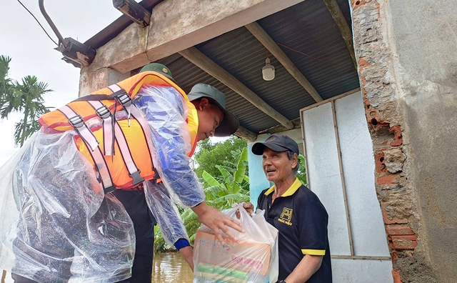 Giới trẻ Đà Nẵng xung kích hỗ trợ người dân vùng lũ vượt khó khăn - Ảnh 4. Giới trẻ Đà Nẵng xung kích hỗ trợ người dân vùng lũ vượt khó khăn - Ảnh 4.
