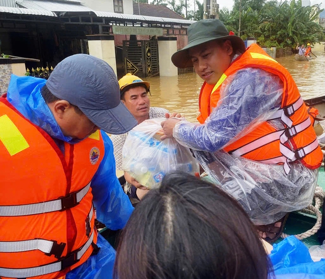 Giới trẻ Đà Nẵng xung kích hỗ trợ người dân vùng lũ vượt khó khăn - Ảnh 5. Giới trẻ Đà Nẵng xung kích hỗ trợ người dân vùng lũ vượt khó khăn - Ảnh 5.