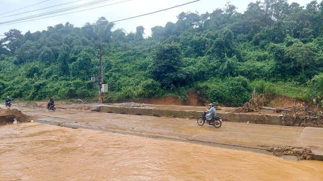 Quảng Trị yêu cầu chủ dự án điện gió tháo dỡ cầu tạm trong 10 ngày tới - Ảnh 2. Quảng Trị yêu cầu chủ dự án điện gió tháo dỡ cầu tạm trong 10 ngày tới - Ảnh 2.