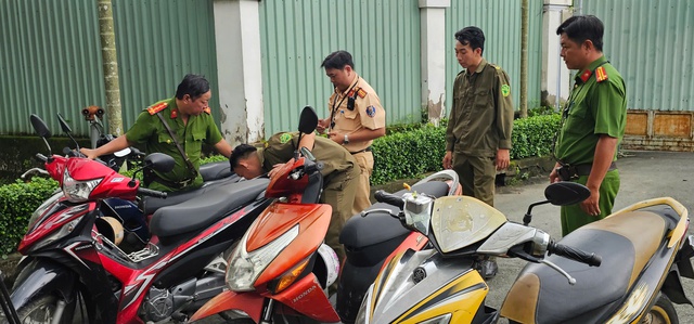 CSGT TP.HCM kiểm tra bãi xe trường học: Nhận giấy phạt 9 triệu, nữ sinh bật khóc - Ảnh 2.