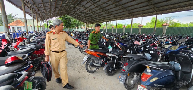 CSGT TP.HCM kiểm tra bãi xe trường học: Nhận giấy phạt 9 triệu, nữ sinh bật khóc - Ảnh 1.