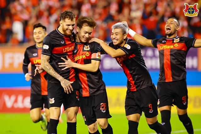 Bảng xếp hạng V-League mới nhất: Ninh B&igrave;nh 'bay cao' tr&ecirc;n đỉnh, HAGL &aacute;p ch&oacute;t đ&aacute;y- Ảnh 1.