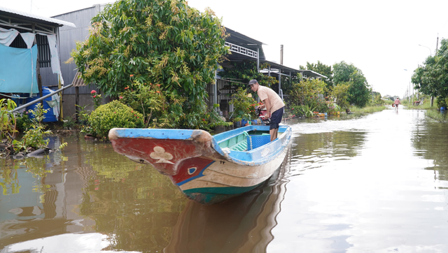 Khu tái định cư Cà Mau ngập sâu, dân dùng xuồng đi học và đi chợ - Ảnh 1.