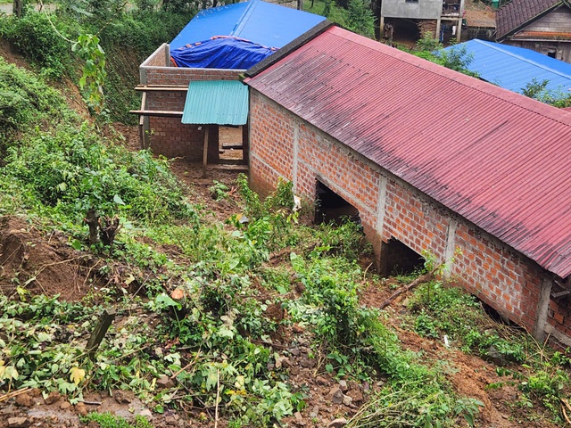 Quảng Trị: Sạt lở nguy hiểm đến nhà dân tại xã Khe Sanh - Ảnh 4.