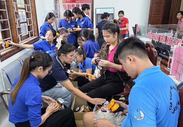 Giới trẻ Đà Nẵng xung kích hỗ trợ người dân vùng lũ vượt khó khăn - Ảnh 1. Giới trẻ Đà Nẵng xung kích hỗ trợ người dân vùng lũ vượt khó khăn - Ảnh 1.