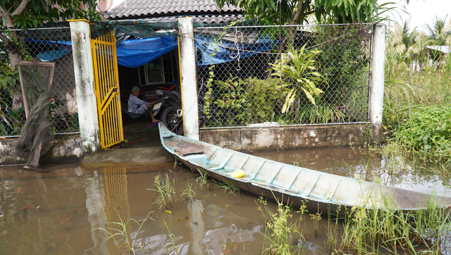 Khu tái định cư Cà Mau ngập sâu, dân dùng xuồng đi học và đi chợ - Ảnh 3.