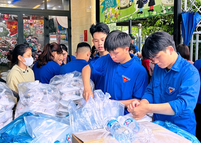 Giới trẻ Đà Nẵng xung kích hỗ trợ người dân vùng lũ vượt khó khăn - Ảnh 2. Giới trẻ Đà Nẵng xung kích hỗ trợ người dân vùng lũ vượt khó khăn - Ảnh 2.