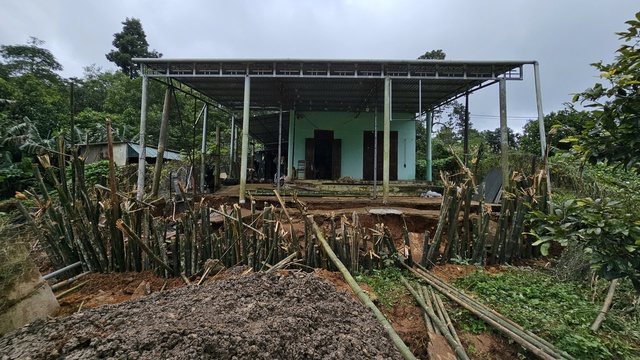 Quảng Trị: Sạt lở nguy hiểm đến nhà dân tại xã Khe Sanh - Ảnh 1.