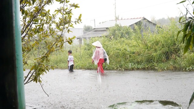 Khu tái định cư Cà Mau ngập sâu, dân dùng xuồng đi học và đi chợ - Ảnh 5.